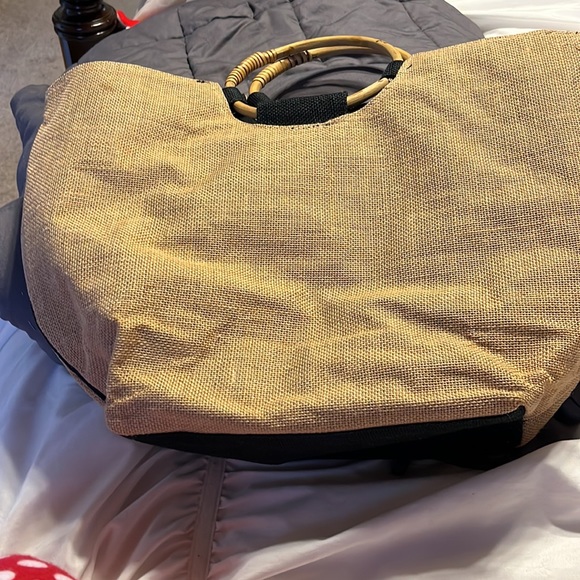 Great tote bag. It has a “C” initial on the right corner of the tote bag. - Picture 4 of 7